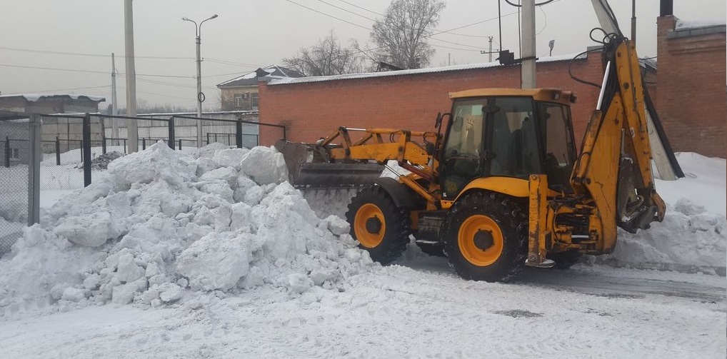 Экскаватор погрузчик для уборки снега и погрузки в самосвалы для вывоза в Новочебоксарске